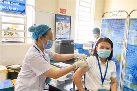 Tiêm vaccine cho những người làm trên tuyến đầu chống dịch. (Ảnh: TTXVN phát)