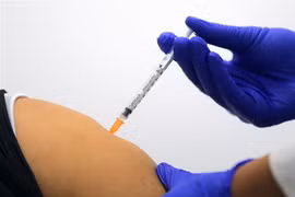 Tiêm chủng vaccine ngừa COVID-19 tại Sydney, Australia. (Ảnh: AFP/TTXVN)
