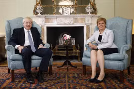 Thủ tướng Anh Boris Johnson (trái) và Thủ hiến Scotland Nicola Sturgeon (phải) tại cuộc gặp ở Edinburgh ngày 29/7/2019. (Ảnh: AFP/TTXVN)