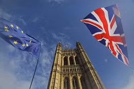 Cờ EU (trái) và Anh (phải) tại London, Anh. (Ảnh: AFP/TTXVN)