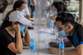 Người dân đăng ký tiêm chủng vaccine ngừa COVID-19 tại Manila, Philippines. (Ảnh: THX/TTXVN)