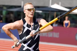 Ngôi sao nhảy sào người Mỹ chia tay Olympic do mắc COVID-19 