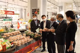 Quầy bày bán vải thiều Việt Nam tại siêu thị AEON. (Ảnh minh họa. Bùi Hà/TTXVN)