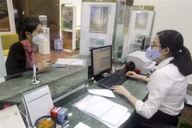 Khách hàng giao dịch tại Hội sở Vietcombank. (Ảnh: Trần Việt/TTXVN)