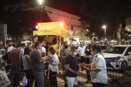 Israel tổ chức tiêm vaccine suốt đêm ngay trên phố tại Tel Aviv