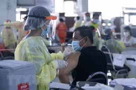 Lào hối thúc tiêm vaccine, Malaysia bỏ cấm dịch chuyển liên bang