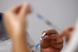 Nhật Bản phát triển vaccine phòng Omicron, Nga nâng cấp Sputnik V 