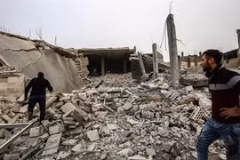 Cảnh đổ nát sau một vụ không kích tại Syria. (Nguồn: aljazeera)