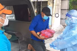 Bình Dương: Hỗ trợ 2 sản phụ sinh con ngay tại chốt kiểm soát dịch