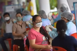 Các nước đẩy mạnh tiêm chủng để có cuộc sống "bình thường mới"