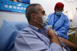 Tiêm vaccine ngừa COVID-19 cho người dân tại Algiers, Algeria. (Ảnh: THX/TTXVN)