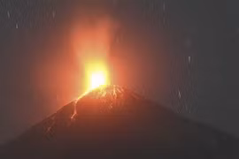 Núi lửa Fuego ở miền Trung Guatemala phun trào. (Ảnh: AFP/TTXVN)