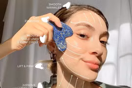 Massage mặt bằng đá gua sha để chống lão hóa và giảm căng thẳng 