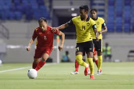 Các cầu thủ Malaysia đeo bám Trọng Hoàng. (Ảnh: Hoàng Linh/TTXVN)