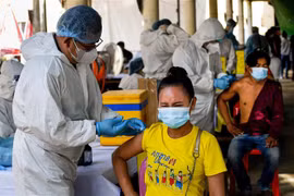 Một điểm tiêm chủng vaccine ngừa COVID-19 tại Phnom Penh, Campuchia. (Ảnh: AFP/TTXVN)