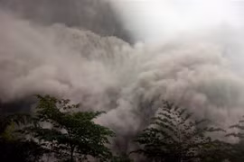 Núi lửa Semeru nhả khói phun nham thạch tại Lumajang, Đông Java, Indonesia, ngày 4/12. (Ảnh: THX/TTXVN)