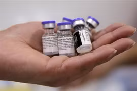 Thủ tướng Nhật Bản đàm phán với Pfizer về giao sớm vaccine
