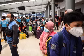 Người dân đeo khẩu trang phòng lây nhiễm COVID-19 tại Jakarta, Indonesia. (Ảnh: THX/TTXVN)