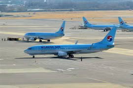 Máy bay của Hãng hàng không Hàn Quốc Korean Air tại sân bay Gimpo ở Seoul. (Ảnh: AFP/TTXVN)