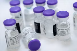 Vaccine ngừa COVID-19 của Pfizer. (Ảnh: AFP/TTXVN)