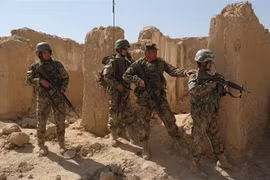 Quân đội Afghanistan trong chiến dịch chống phiến quân Taliban tại Ghazni. (Ảnh: AFP/TTXVN)