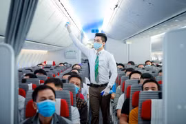 Hành khách đổ xô đi mua vé bay ngày giáp Tết Nguyên đán
