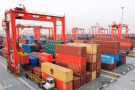 Container hàng hóa được xếp tại cảng ở Giang Tô, Trung Quốc. (Ảnh: THX/TTXVN) 