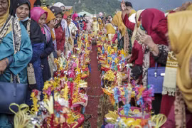 Người dân tham gia một buổi lễ truyền thống chuẩn bị cho tháng lễ Ramadan tại làng Painan, Tây Sumatra, Indonesia, ngày 12/4/2021. (Ảnh: THX/TTXVN)