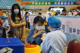 Một điểm tiêm chủng vaccine ngừa COVID-19 tại tỉnh Giang Tô, Trung Quốc. (Ảnh: THX/TTXVN)