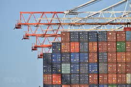 Hàng hóa xếp tại cảng ở Southampton, Anh. (Ảnh: AFP/TTXVN) 