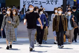 Người dân đeo khẩu trang phòng dịch COVID-19 tại Tokyo, Nhật Bản. (Ảnh: AFP/TTXVN)