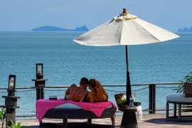 Khách du lịch vui chơi tại khu nghỉ dưỡng trên đảo Koh Yao Yai, Phuket, Thái Lan, ngày 23/11/2020. (Ảnh: AFP/TTXVN)