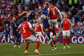 Cầu thủ Phần Lan Joel Pohjanpalo (giữa, trái) ghi bàn thắng mở tỷ số 1-0 vào lưới tuyển Đan Mạch. (Ảnh: AFP/TTXVN)