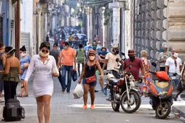 Người dân mua sắm trên một tuyến phố ở La Habana, Cuba. (Ảnh: AFP/TTXVN)