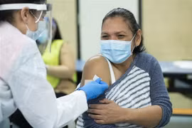Người dân tiêm chủng vaccine ngừa COVID-19 tại New York, Mỹ. (Ảnh: AFP/TTXVN)