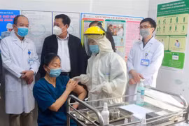Mũi tiêm phòng vaccine COVID-19 đầu tiên tại Quảng Ninh được tiêm cho bác sỹ Trần Thị Minh Lý, Phó Giám đốc Bệnh viện Sản Nhi Quảng Ninh. (Ảnh: Bùi Đức Hiếu/TTXVN)
