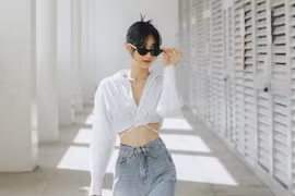 Combo sơmi, quần jeans phủ sóng thời trang đường phố của dàn sao Việt
