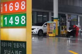 Giá dầu thô ngọt nhẹ Mỹ tuần qua giảm mạnh nhất kể từ tháng Ba