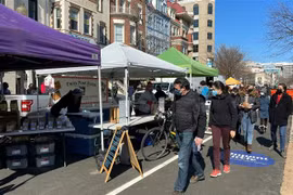 Người dân đeo khẩu trang phòng lây nhiễm COVID-19 tại một khu chợ ở Washington, DC, Mỹ, ngày 21/2/2021. (Ảnh: AFP/TTXVN)