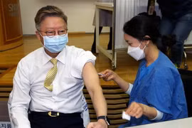 Nhân viên y tế tiêm vắcxin phòng COVID-19 tại Seoul, Hàn Quốc, ngày 4/3/2021. (Ảnh: THX/TTXVN)