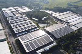 Điện Mặt Trời áp mái là một hình thức cung cấp năng lượng tái tạo mới nổi ở Việt Nam. (Ảnh: PV/Vietnam+)