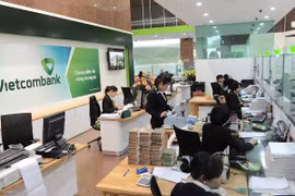 Giao dịch tại Vietcombank. (Ảnh: Vietnam+)
