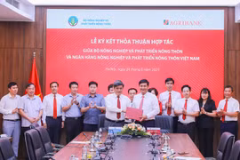 Lãnh đạo Bộ Nông nghiệp và Phát triển Nông thôn và Agribank kí kết thỏa thuận hợp tác. (Ảnh: Vietnam+)