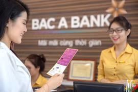 Giao dịch tại BAC A BANK. (Ảnh: Vietnam+)