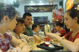 Giao dịch vàng tại doanh nghiệp. (Ảnh: Vietnam+)