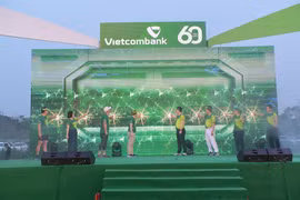 Các thành viên ban lãnh đạo Vietcombank thực hiện nghi thức ra mắt quỹ “Vững tương lai”. (Ảnh: Vietnam+)