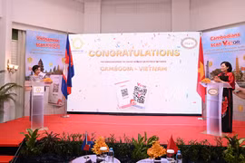 Thống đốc Ngân hàng Trung ương Việt Nam và Campuchia thực hiện nghi lễ ra mắt dịch vụ thanh toán xuyên biên giới sử dụng QR Code. (Ảnh: PV/Vietnam+)