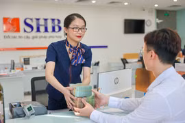 Giao dịch tại SHB. (Ảnh: Vietnam+)
