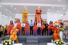 Lễ cắt băng tại sự kiện khai trương BAC A BANK Chi nhánh Cà Mau. (Ảnh: Vietnam+)