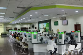 Giao dịch tại Vietcombank. (Ảnh: Vietnam+)